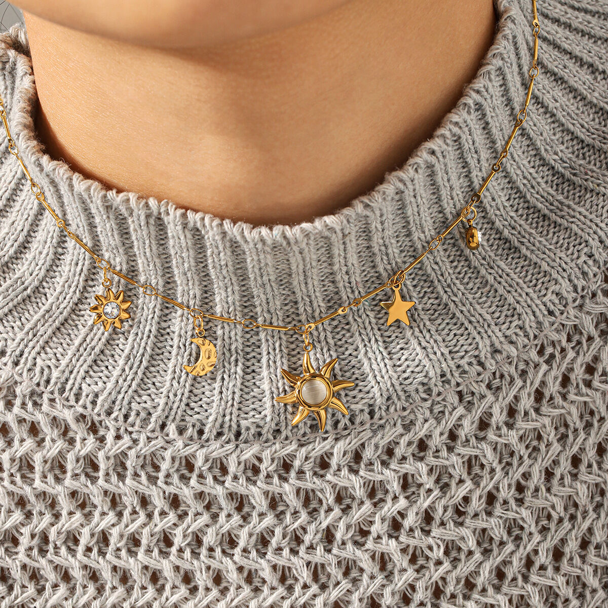 Collane con ciondolo semplice da donna, in acciaio inossidabile, impermeabile, con sole, stella e luna, color oro h5 Immagine5