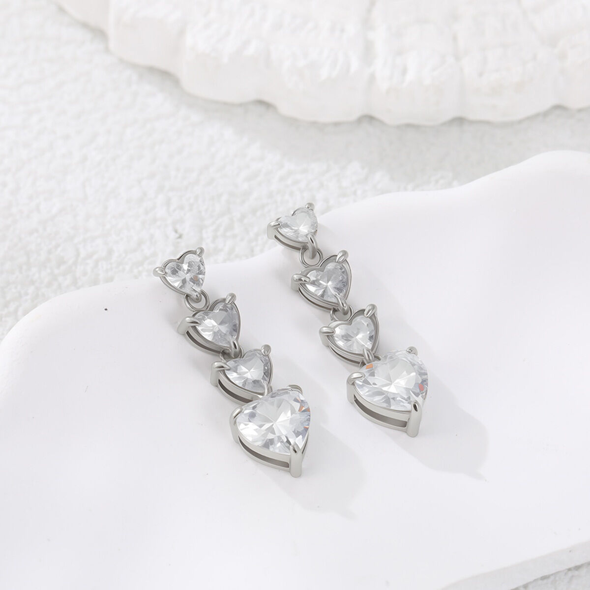 Herzförmige Quastenohrringe aus 18-karätigem Gold mit Zirkonia aus der Light Luxury Serie – Damenohrringe h5 Bild4