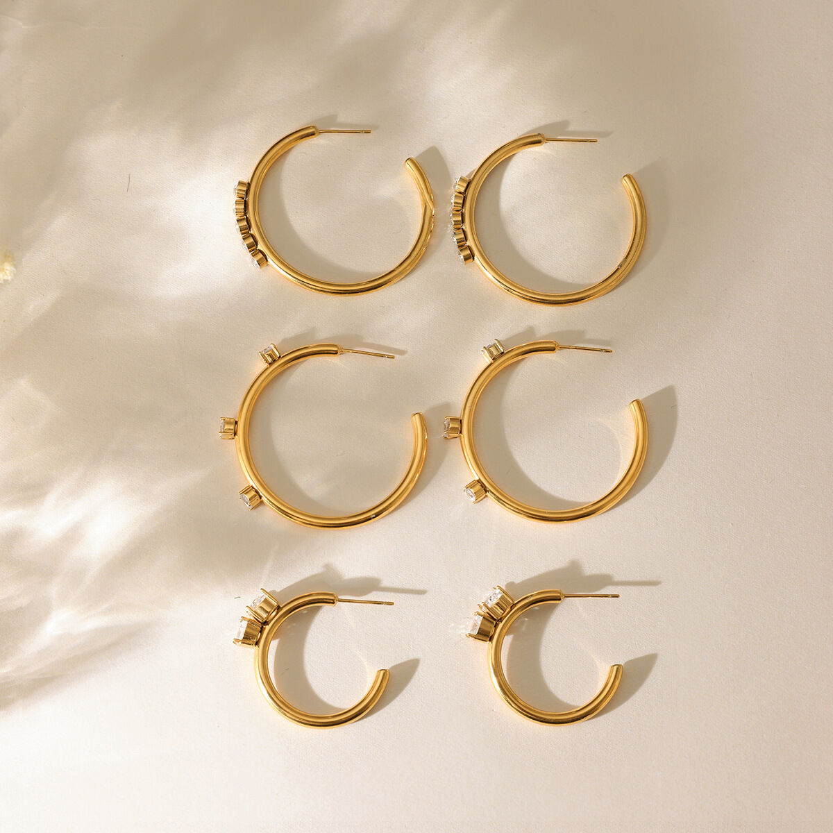 Glänzende, wasserdichte und anlaufgeschützte Edelstahl-Creolen mit Zirkonia in Goldfarbe für Damen 2