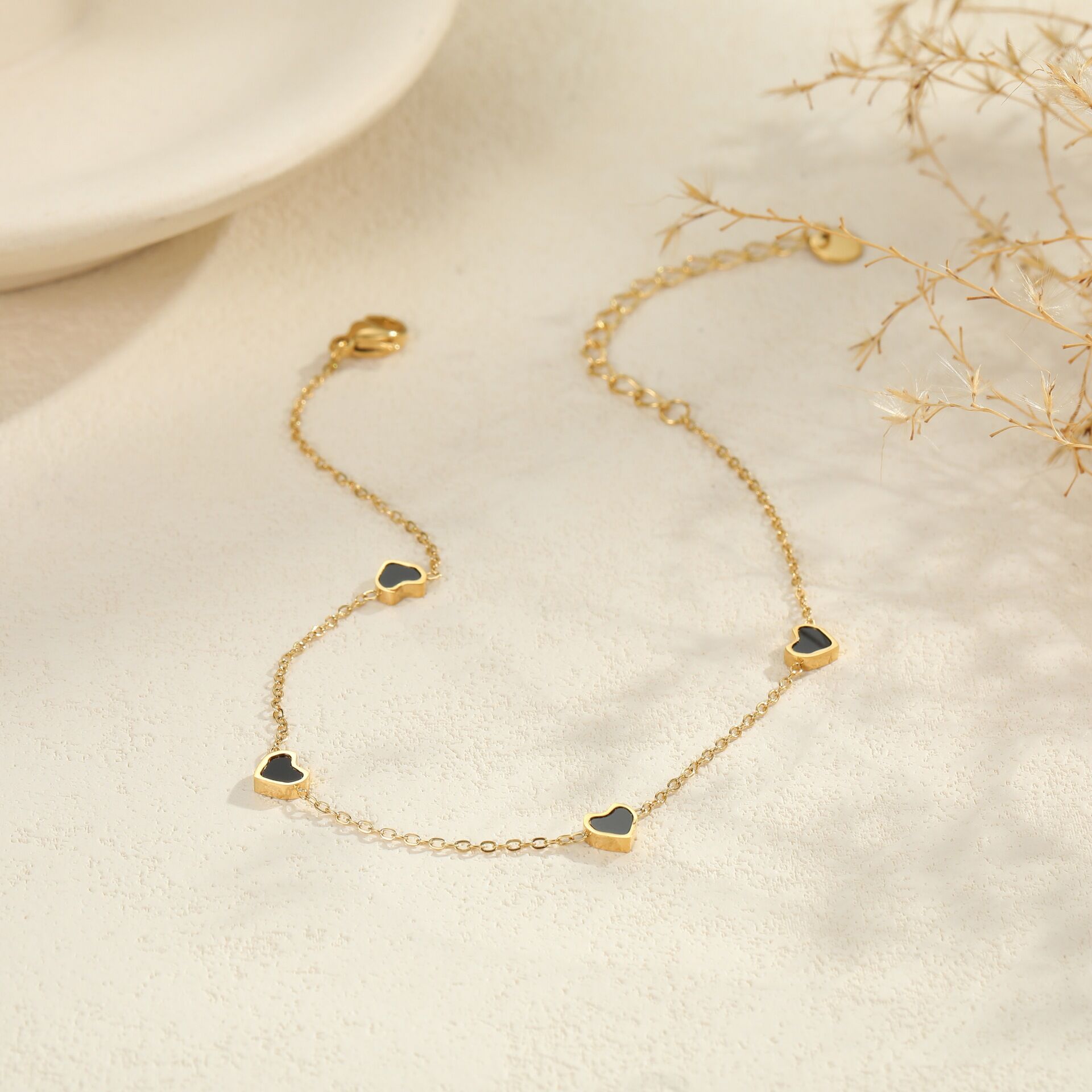 Einfaches herzförmiges Armband aus Edelstahl, wasserdicht, mit 18-karätigem Goldrand Bild4