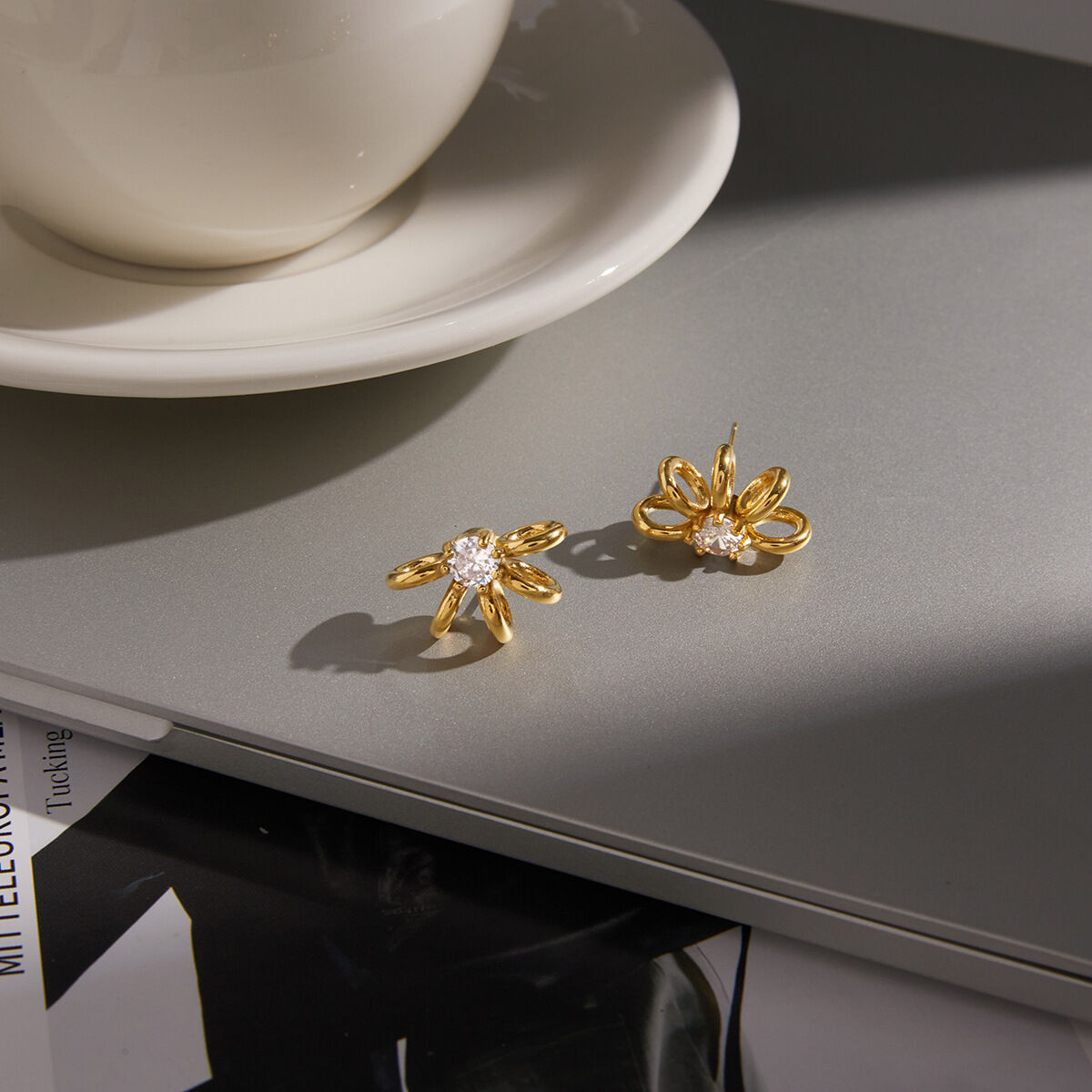 Elegante, geschwungene Ohrstecker aus Edelstahl in Goldfarbe mit Zirkonia, wasserfest und anlaufgeschützt, für Damen h5 Bild5