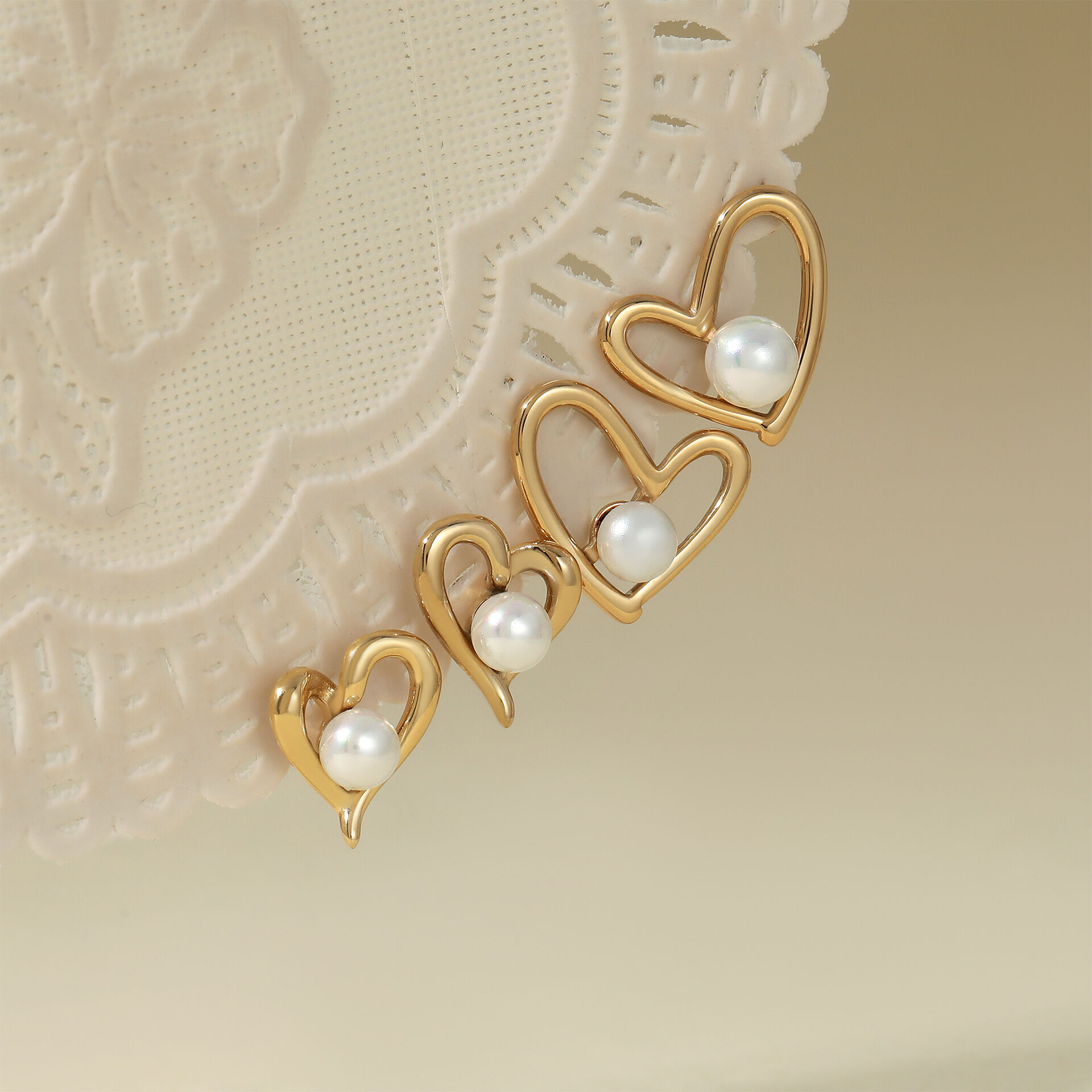 Orecchini a bottone da donna in acciaio inossidabile con cuore semplice e perle color oro impermeabili 2