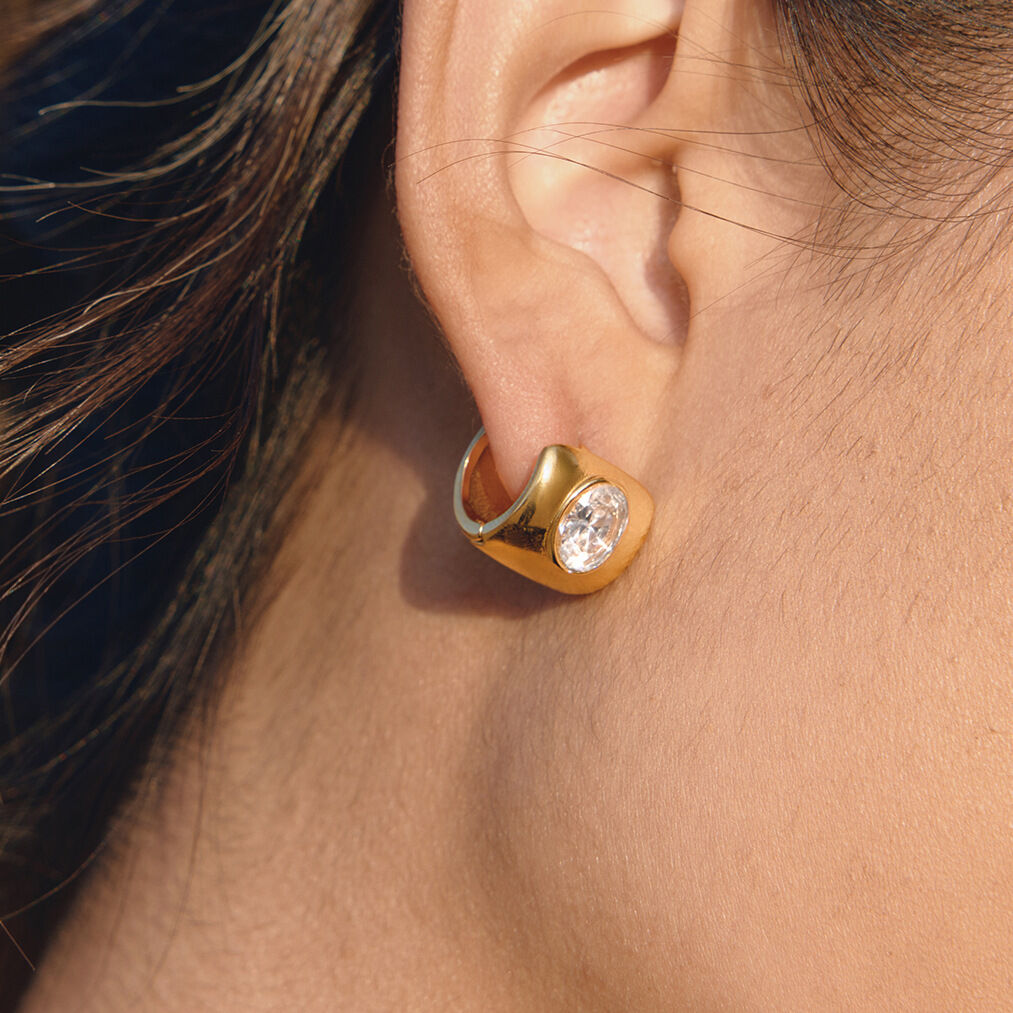 Pendientes de aro elegantes de acero inoxidable con circonitas doradas, resistentes al agua y al deslustre para mujer. Imagen3