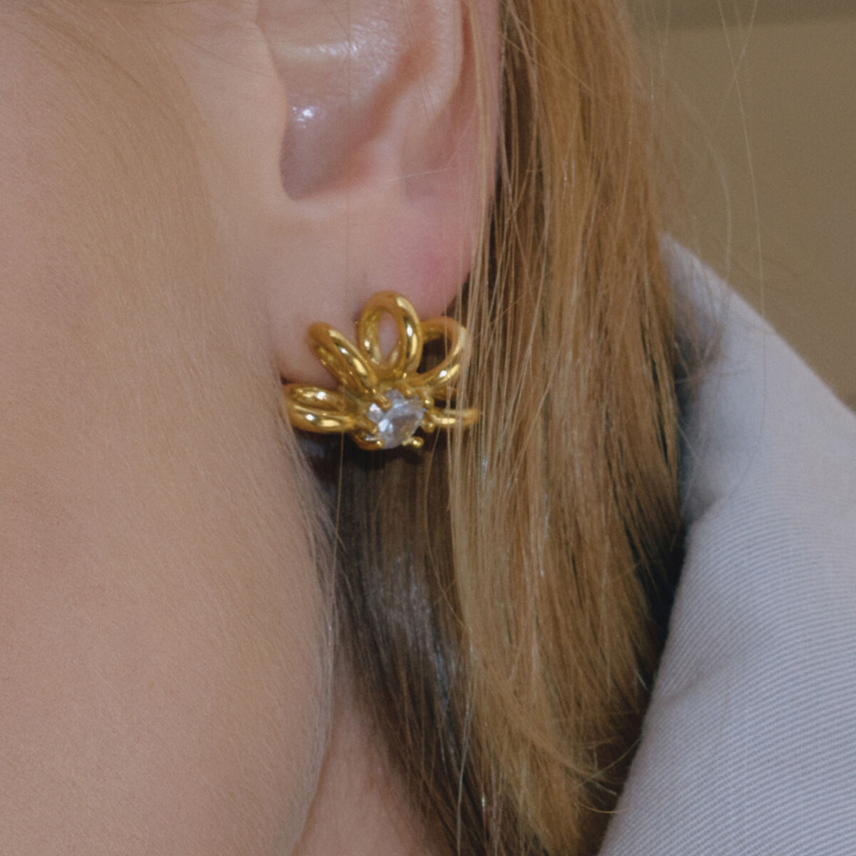 Elegante, geschwungene Ohrstecker aus Edelstahl in Goldfarbe mit Zirkonia, wasserfest und anlaufgeschützt, für Damen Bild3