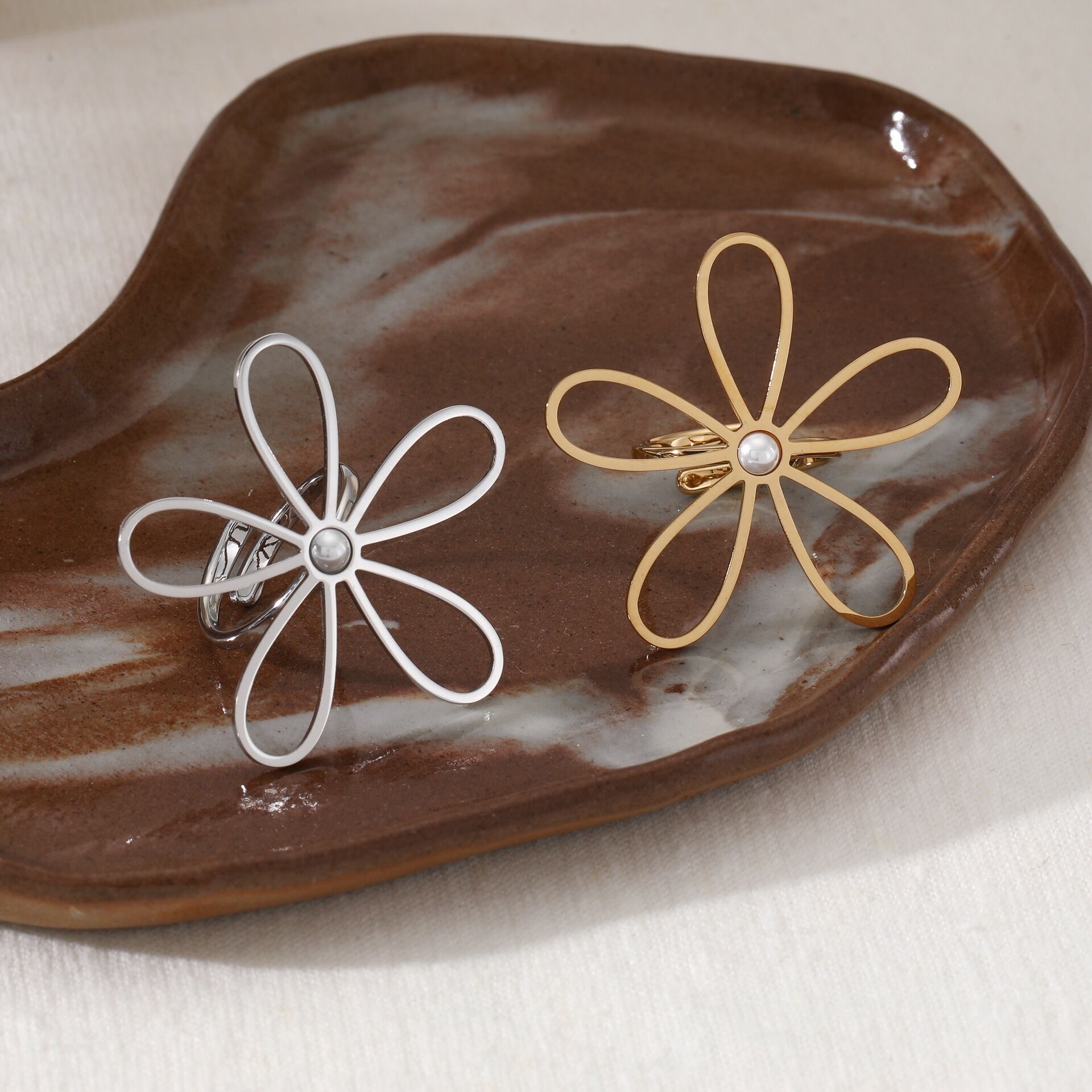 Statement-Ringe aus Edelstahl mit Blumenmuster, wasserdicht, goldfarben, mit Perle h5 Bild3