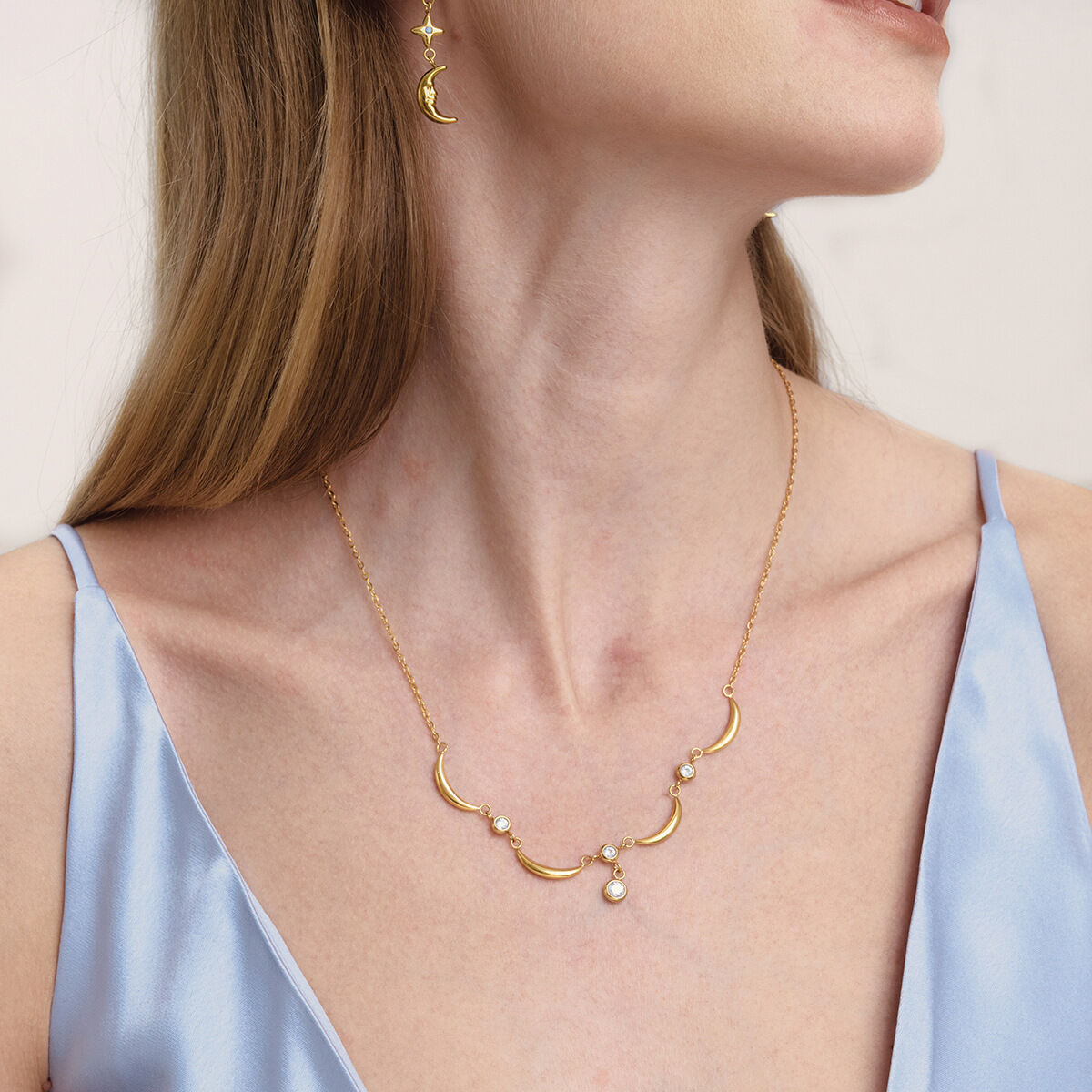 Collane con ciondolo da donna in acciaio inossidabile color oro con stella e luna, impermeabili e anti-ossidazione Immagine4
