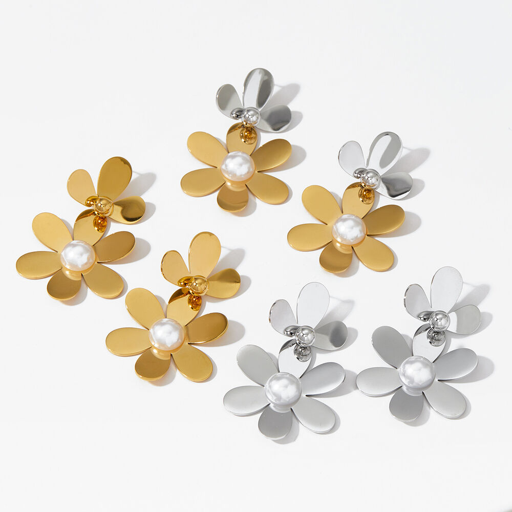 Romantische serie Sweet Flower roestvrijstalen waterdichte oorbellen in goudkleur voor dames Afbeelding5