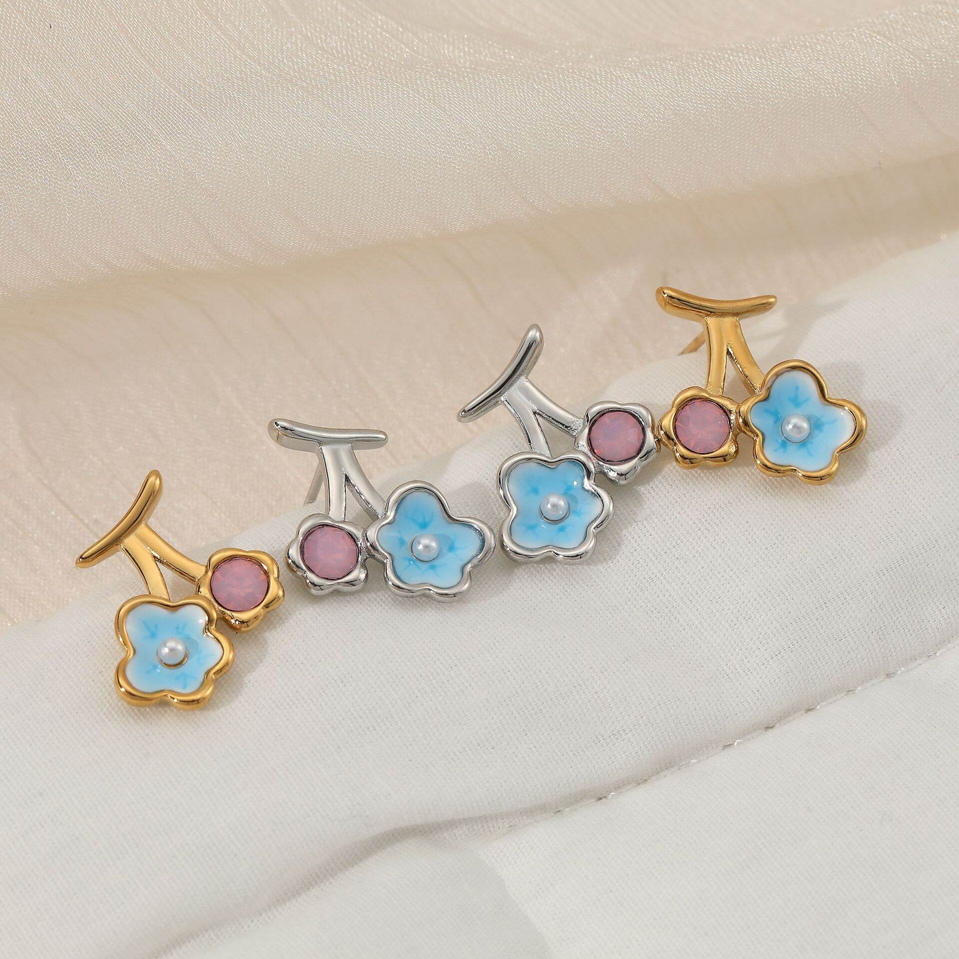 Orecchini a bottone da donna in acciaio inossidabile color oro con fiore smaltato dolce