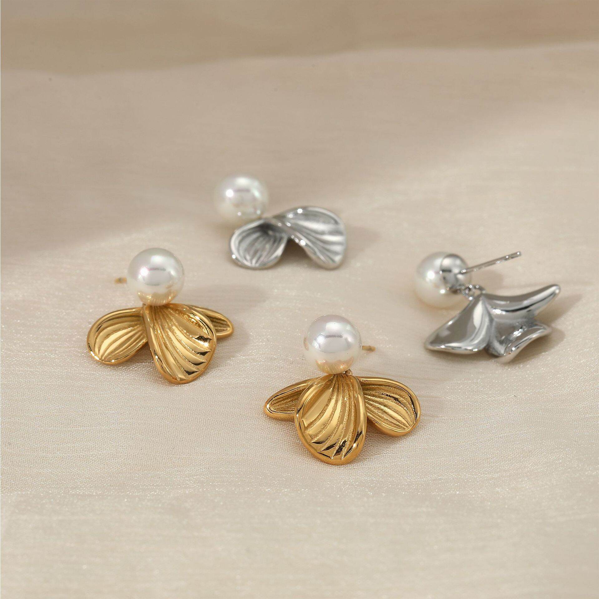 Einfache, wasserfeste Ohrhänger mit Perlen aus Edelstahl in Goldfarbe mit Blumenmuster für Damen 2