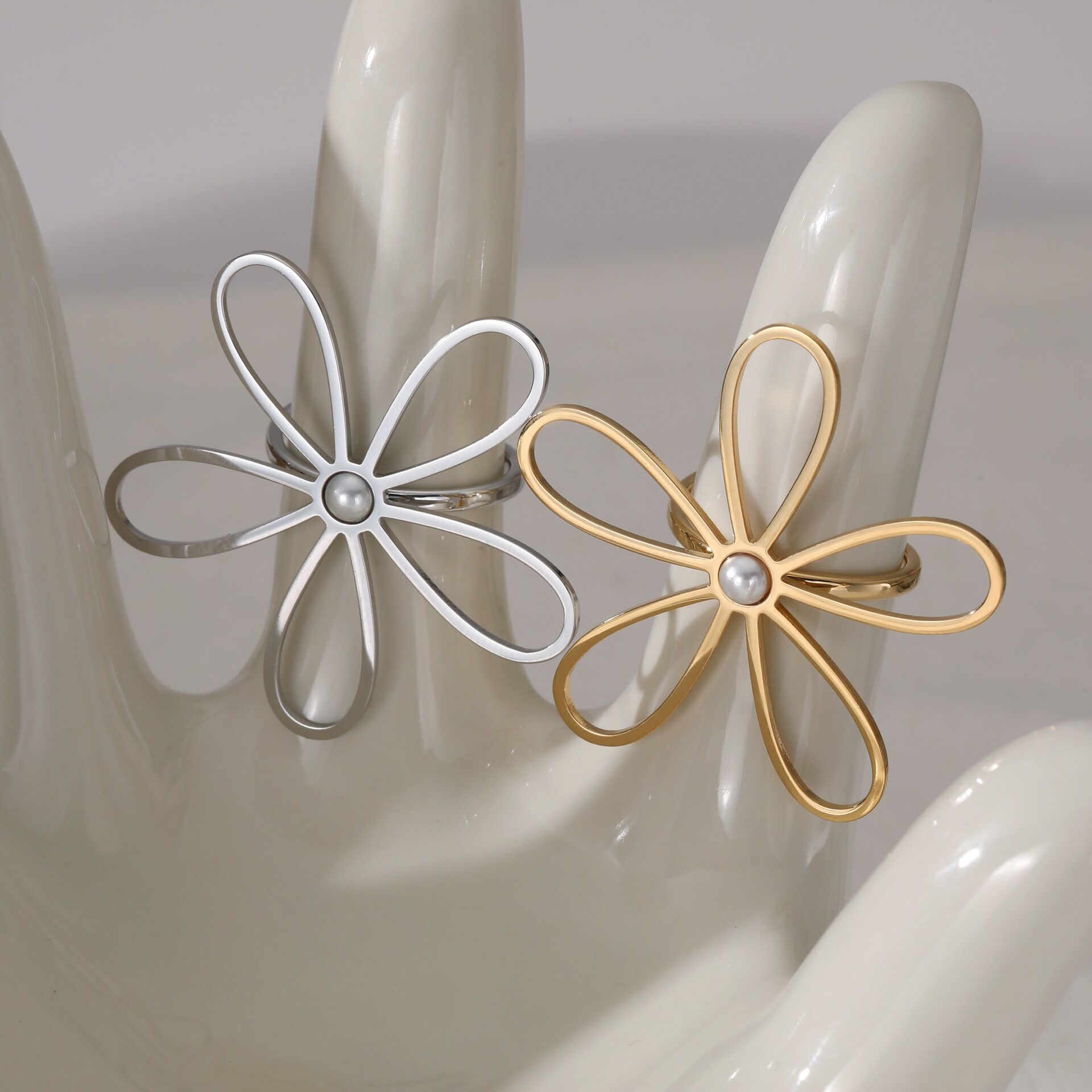 Anillos llamativos de acero inoxidable con diseño de flor y perla color dorado, resistentes al agua 2