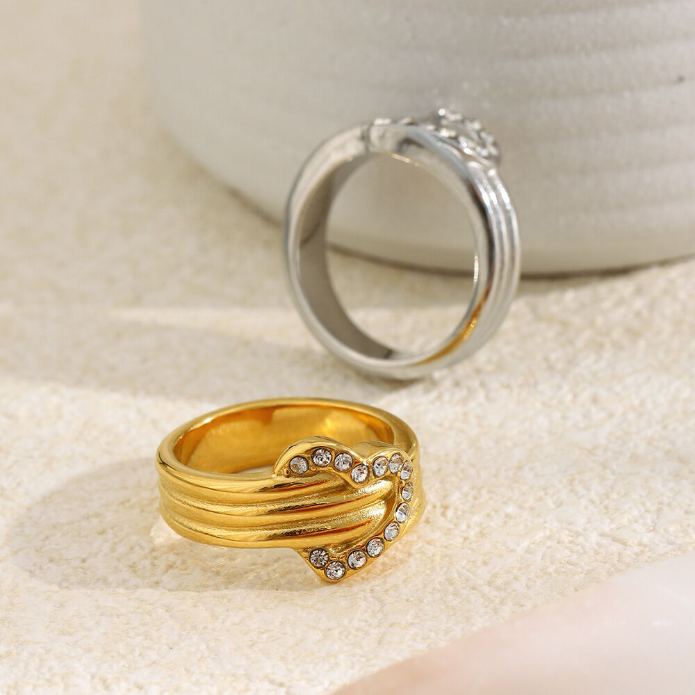 Schattige hartvormige, met steen versierde, roestvrijstalen, goudkleurige, waterdichte statement ringen. Afbeelding5