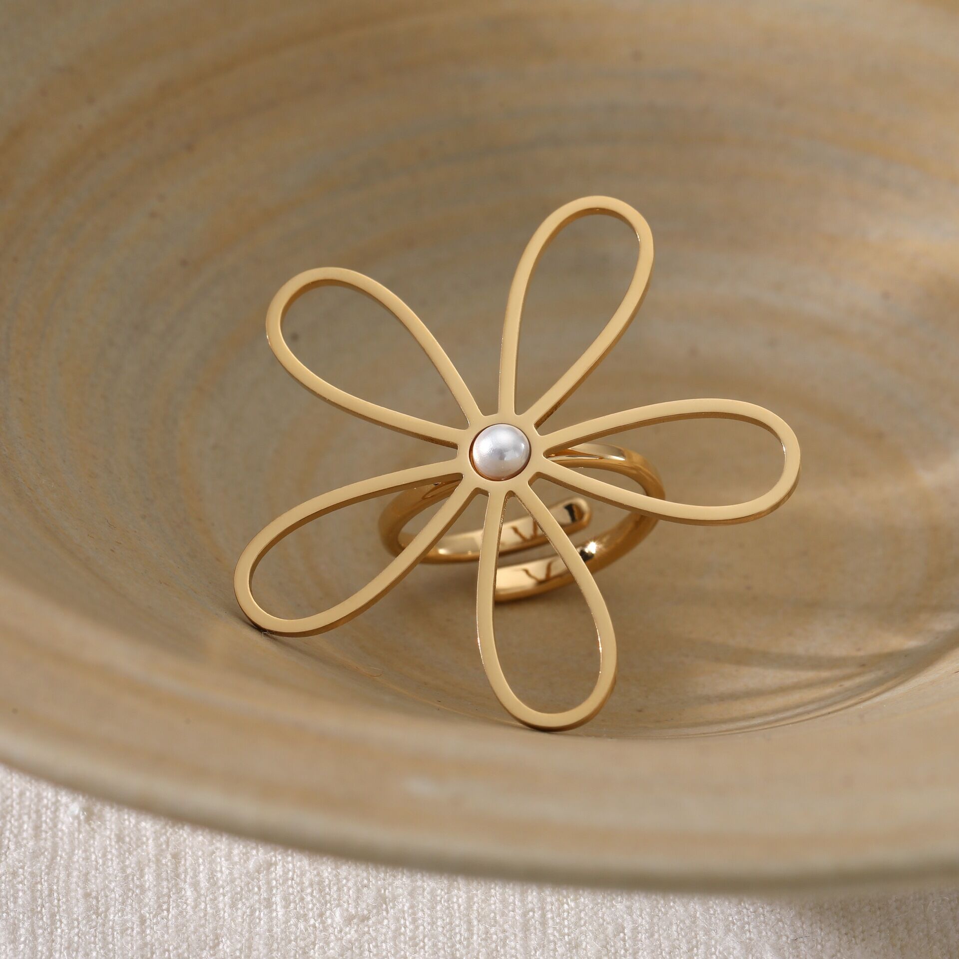 Anillos llamativos de acero inoxidable con diseño de flor y perla color dorado, resistentes al agua