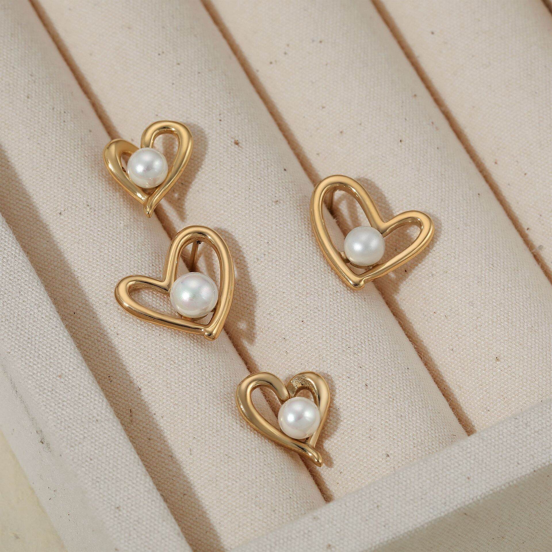 Orecchini a bottone da donna in acciaio inossidabile con cuore semplice e perle color oro impermeabili