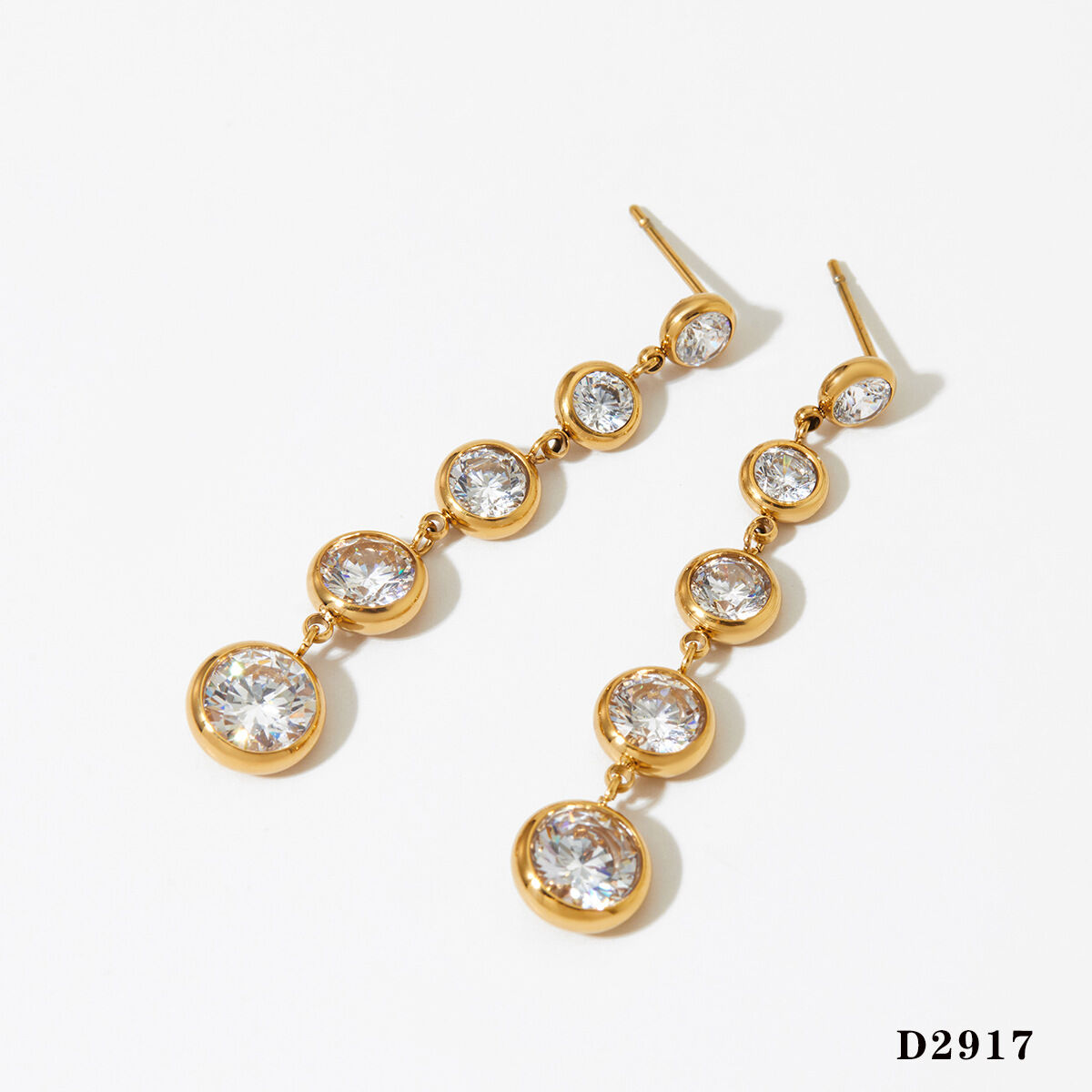 Luxe serie kwastjes, cirkelvormige, waterdichte, goudkleurige oorbellen met zirkonia voor dames. 