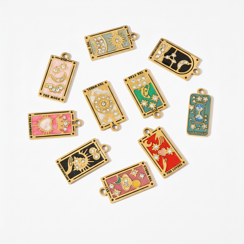 Colgantes de acero de titanio con diseño de tarot ornamentado, resistentes al agua y al deslustre, color dorado, para mujer. 2