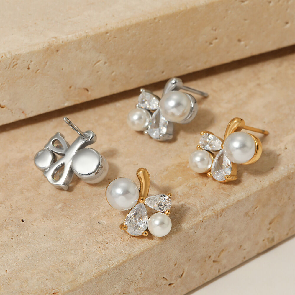 Romantische, elegante, bloemvormige, waterdichte, roestvrijstalen oorbellen met goudkleurige zirkonia voor dames. Afbeelding3