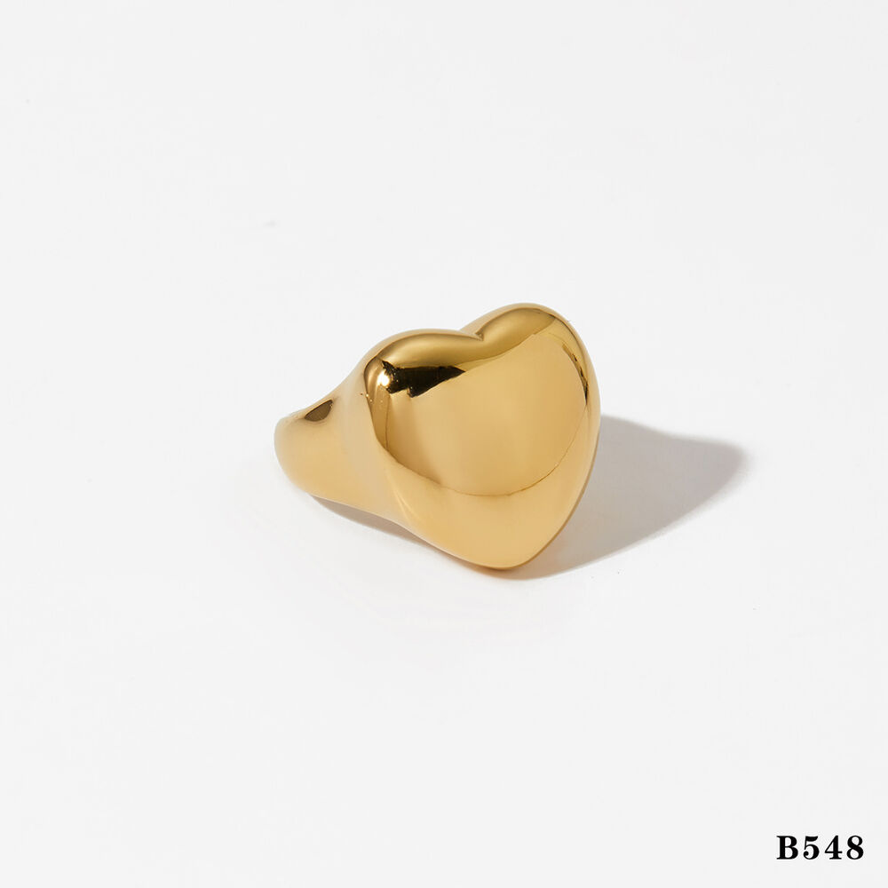 Opvallende statement ringen van roestvrij staal met een hartvormig ontwerp in goudkleur, waterdicht en met een opvallend design.