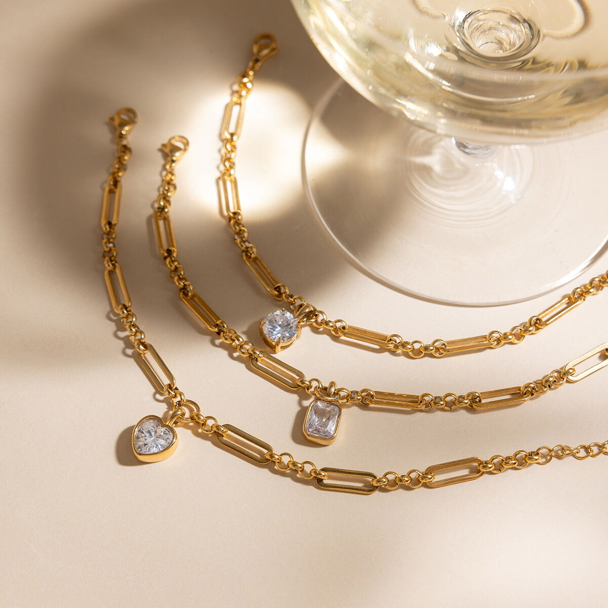 Brillantes, geometrisches Zirkonia-Armband aus Edelstahl in Goldfarbe, wasserfest und anlaufgeschützt für Damen