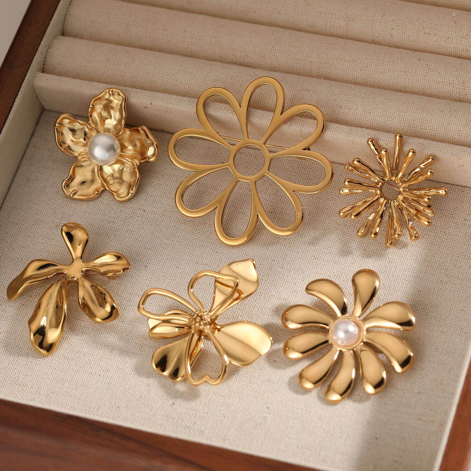 Romantische Retro-Blumenbroschen aus Edelstahl, wasserdicht, goldfarben, mit Perlen Bild3