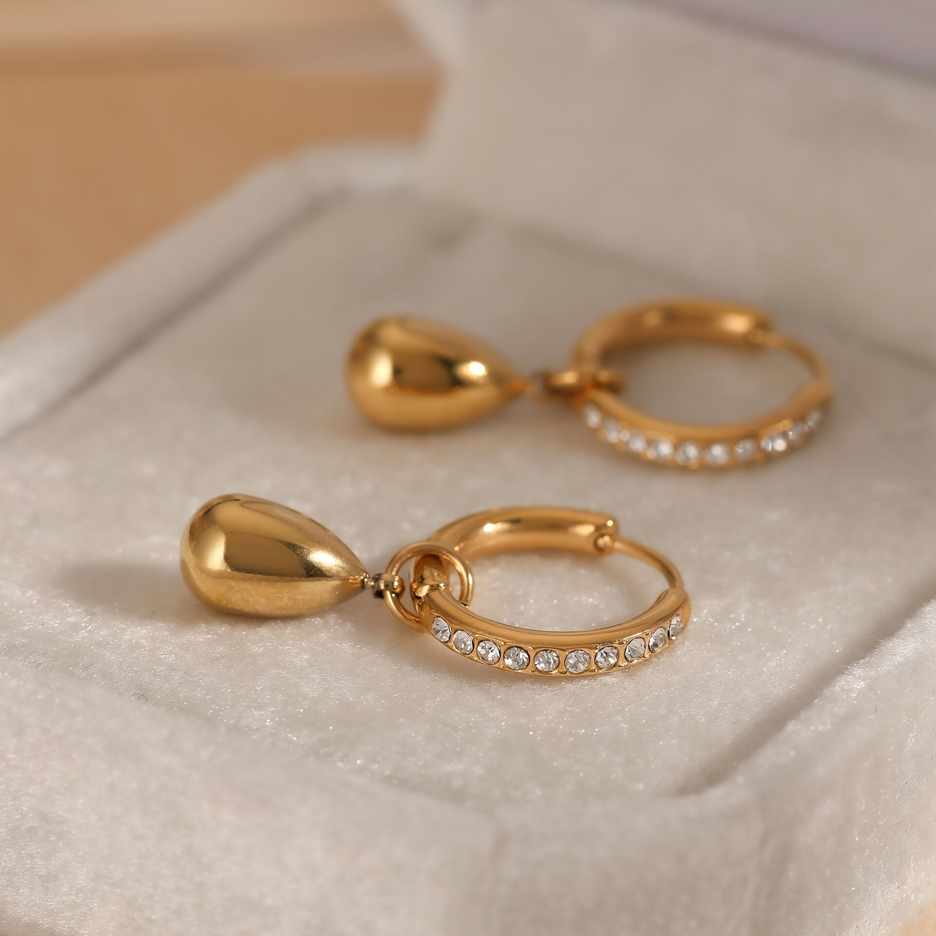 Schlichte, tropfenförmige Ohrhänger aus Edelstahl, wasserdicht, goldfarben, mit Zirkonia-Anhänger für Damen 2