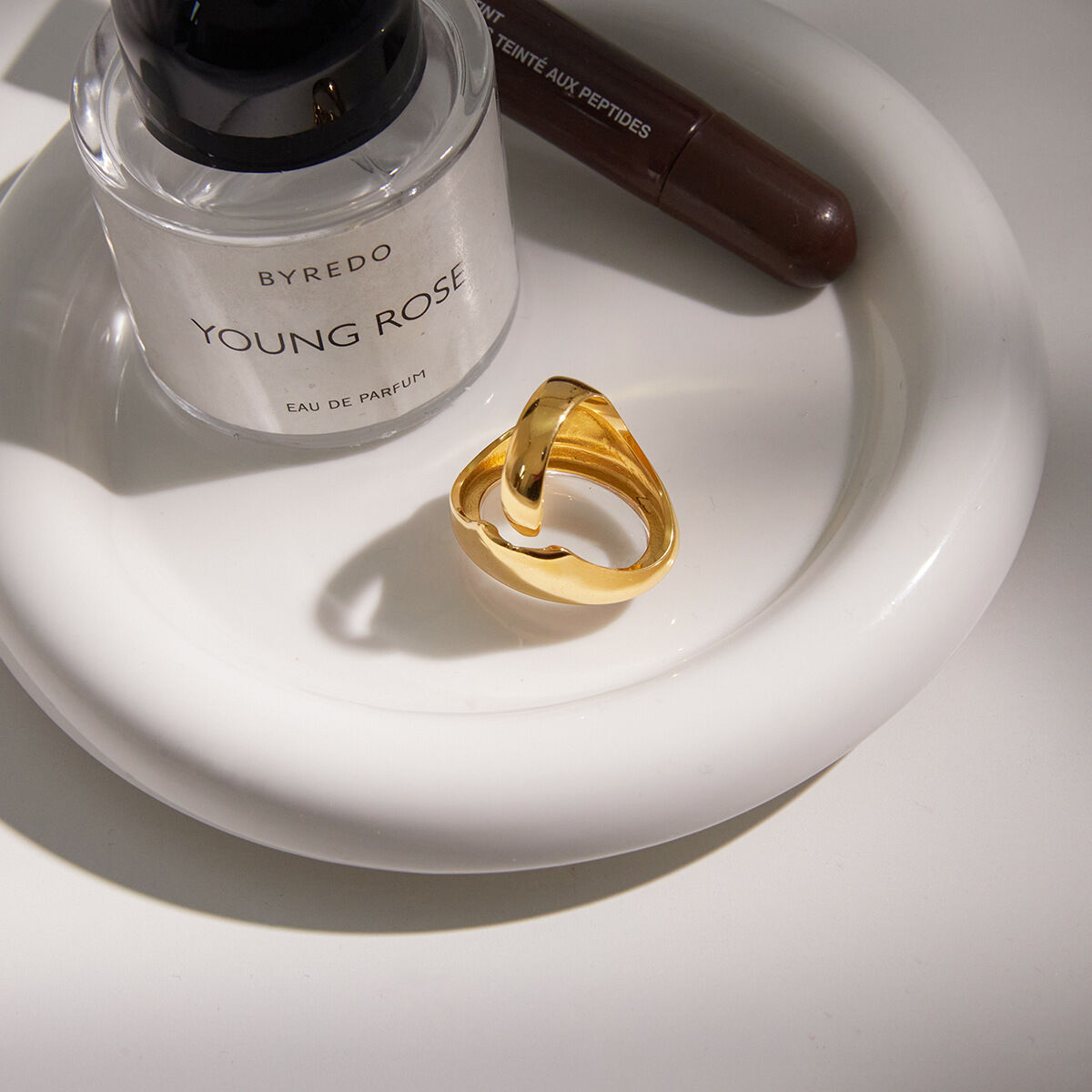 Anillos elegantes de acero inoxidable con forma de círculo transparente, color dorado, resistentes al agua y al deslustre. Imagen6