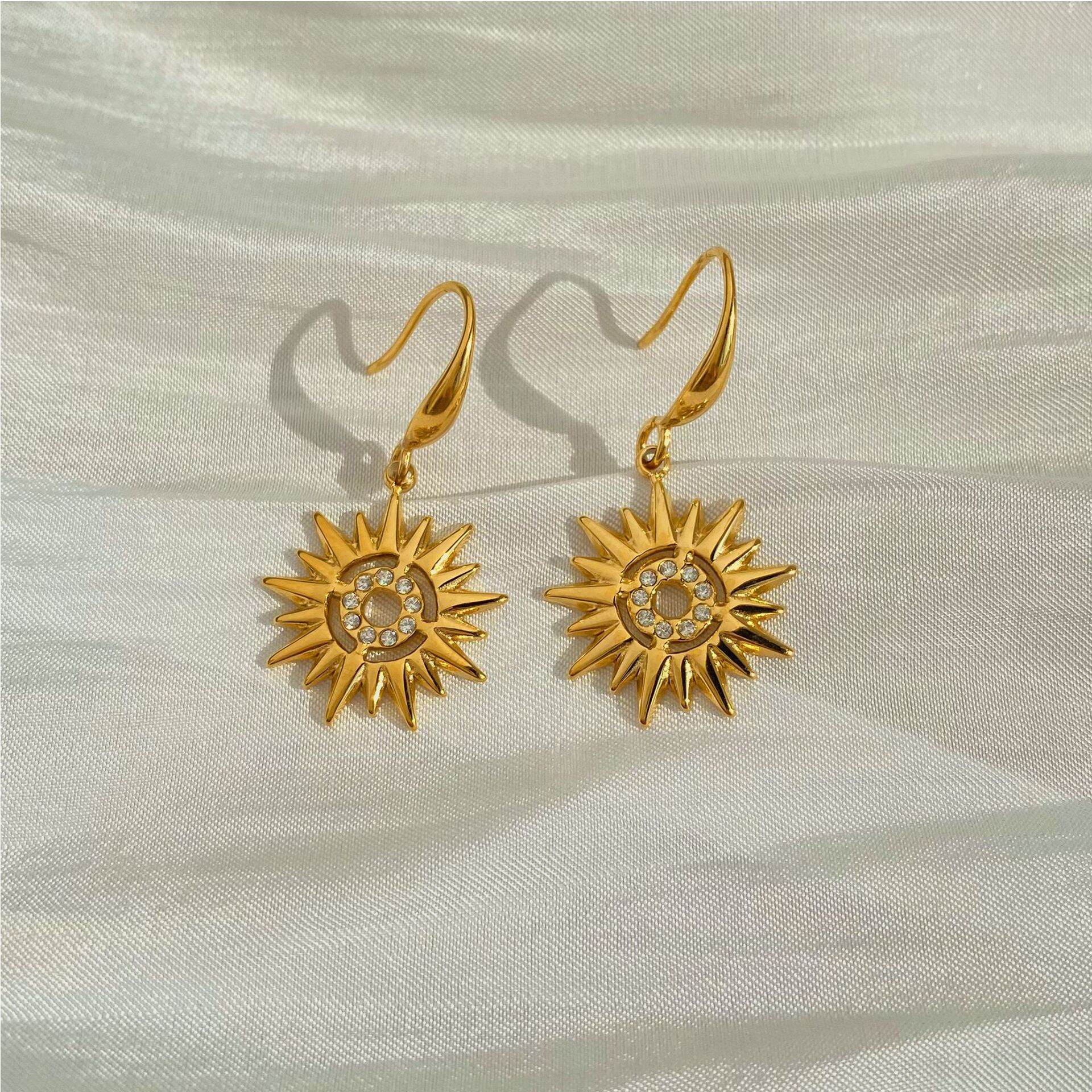 Retro Sun Edelstahl Wasserdichte Goldfarbene Strass Damen-Ohrhänger Bild3
