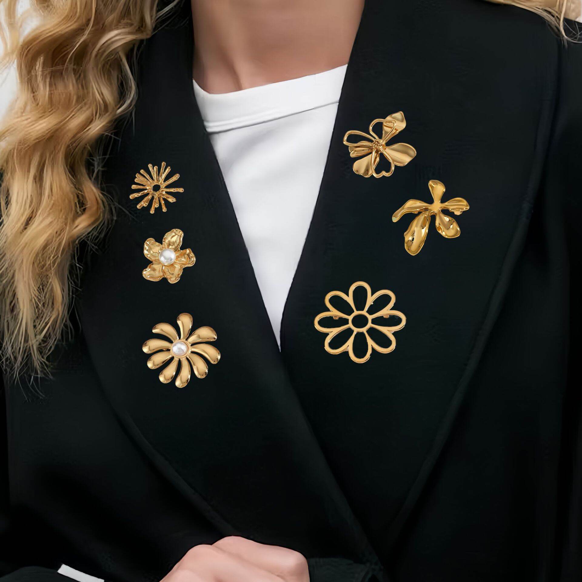 Spille di perle color oro impermeabili in acciaio inossidabile con fiori retrò della serie romantica