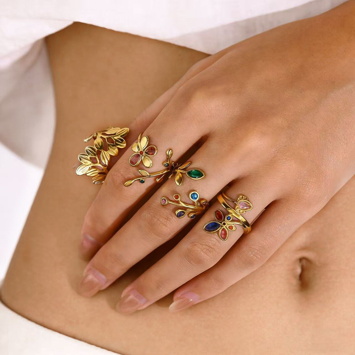 Anillos románticos de acero inoxidable con diseño de hojas y flores, resistentes al agua, de color dorado y circonitas para mujer. 2