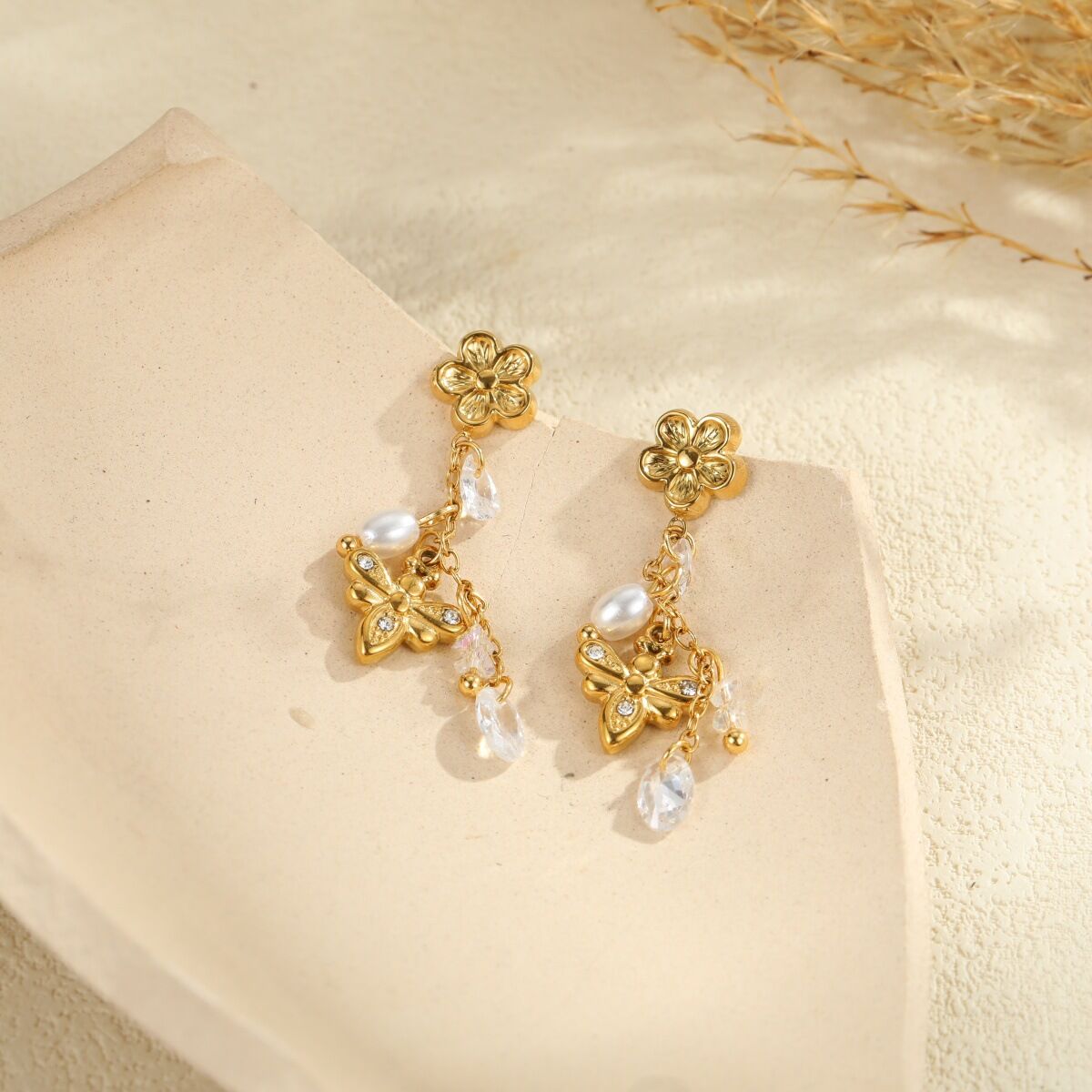 Schlichte, alltagstaugliche Ohrhänger mit Blumenflügeln aus Edelstahl, wasserdicht, goldfarben, für Damen Bild2