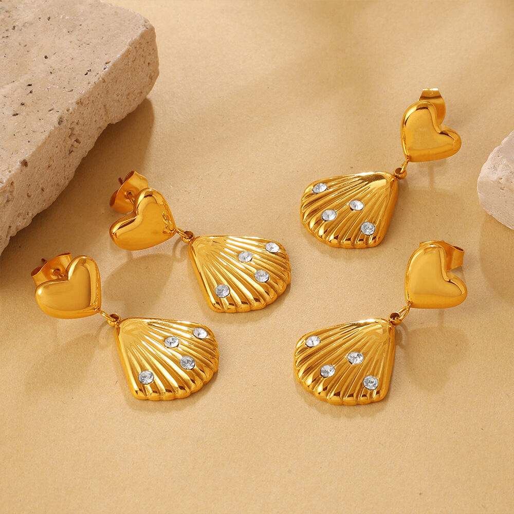 Pendientes colgantes de mujer con forma de corazón, de acero inoxidable, impermeables, color dorado y con pedrería. 2