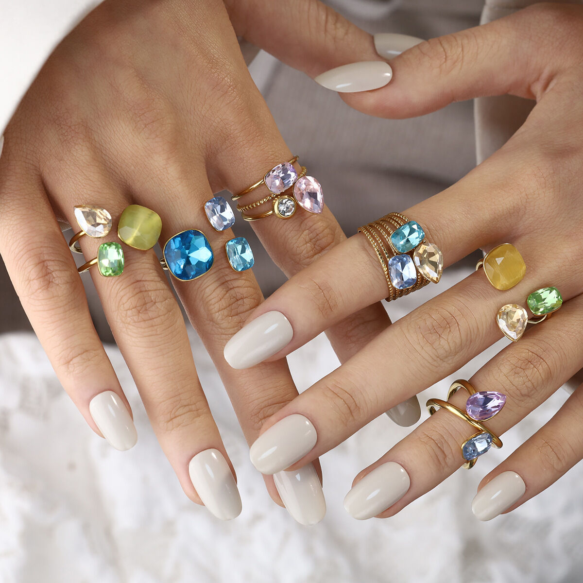 Anillos de piedras preciosas para mujer de acero inoxidable con forma de gota rectangular de circonita, resistentes al agua y de color dorado.