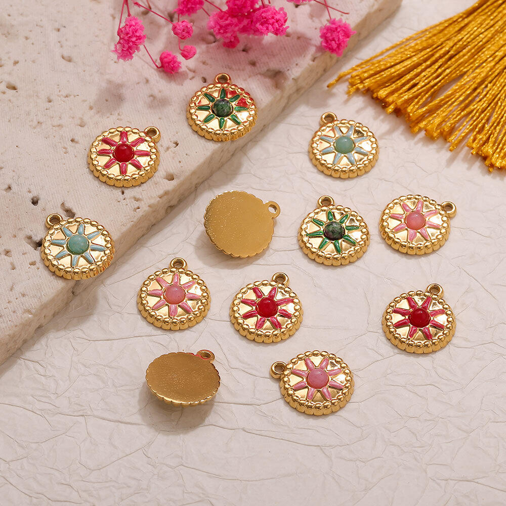 Colgantes para mujer de la serie clásica, estilo círculo solar, de acero inoxidable, resistentes al agua y color dorado.