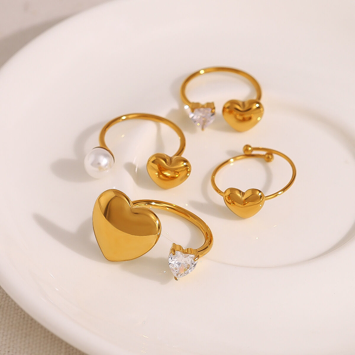Anillos llamativos de circonita de color dorado, resistentes al agua y de acero inoxidable con forma de corazón simple 2