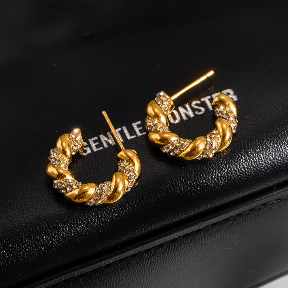 Luxuriöse, elegante, gedrehte, wasserdichte, goldfarbene Strass-Ohrringe aus Edelstahl für Damen h5Bild4