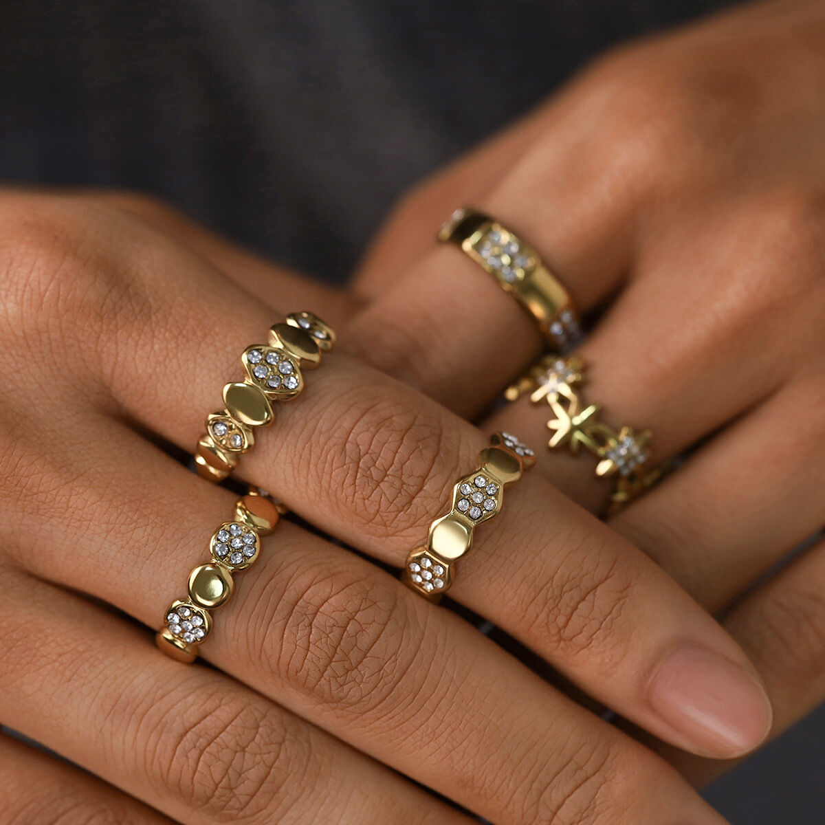Anillos llamativos de acero inoxidable con forma irregular, sencillos, resistentes al agua, de color dorado y con diamantes de imitación.