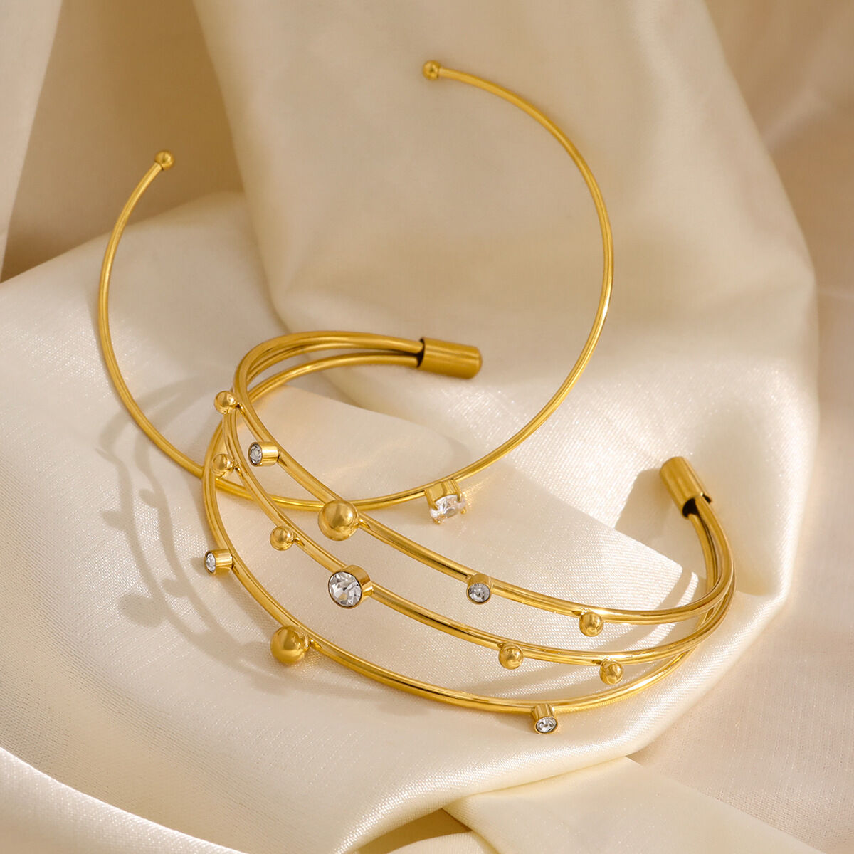 Einfaches, rundes, wasserdichtes Armband aus Edelstahl in Goldfarbe mit Strasssteinen für Damen h5 Bild4