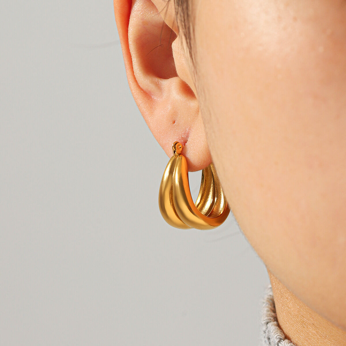 Pendientes de aro sencillos en forma de U de acero inoxidable, impermeables y de color dorado para mujer. Imagen5