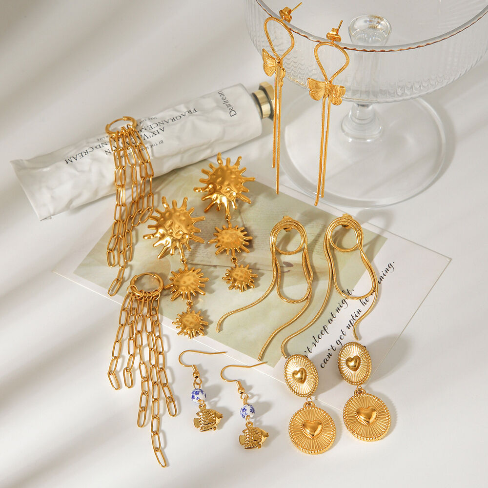 Einfache, alltagstaugliche Ohrhänger mit Herzquaste aus wasserfestem Edelstahl in Goldfarbe und Zirkonia. Bild3