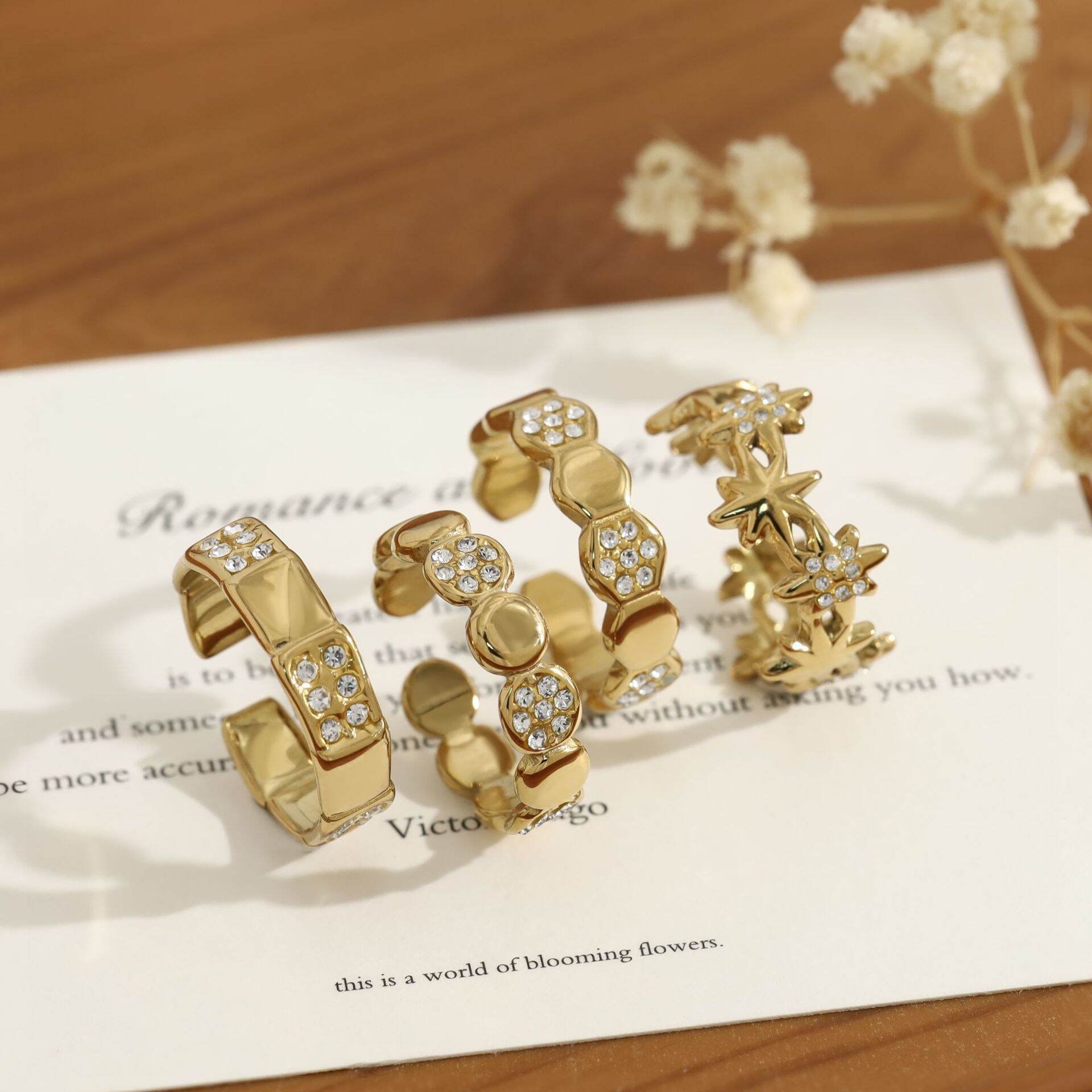 Schlichte, unregelmäßig geformte, wasserdichte Statement-Ringe aus Edelstahl in Goldfarbe mit Strasssteinen Bild4