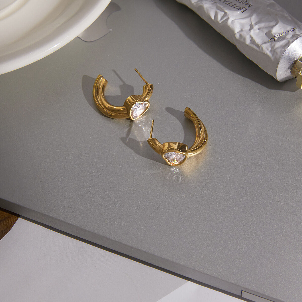 Einfache, herzförmige Ohrstecker aus Edelstahl, wasserdicht, goldfarben, mit Zirkonia-Zirkonia h5 Bild4