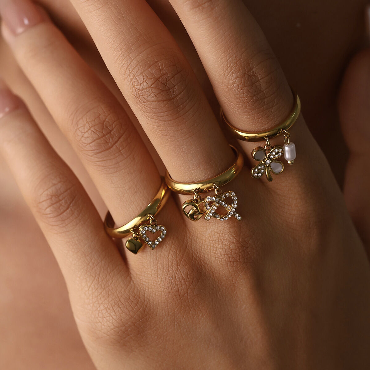 Anillos llamativos de acero inoxidable con forma de corazón de flor simple, resistentes al agua, de color dorado y con diamantes de imitación. 2