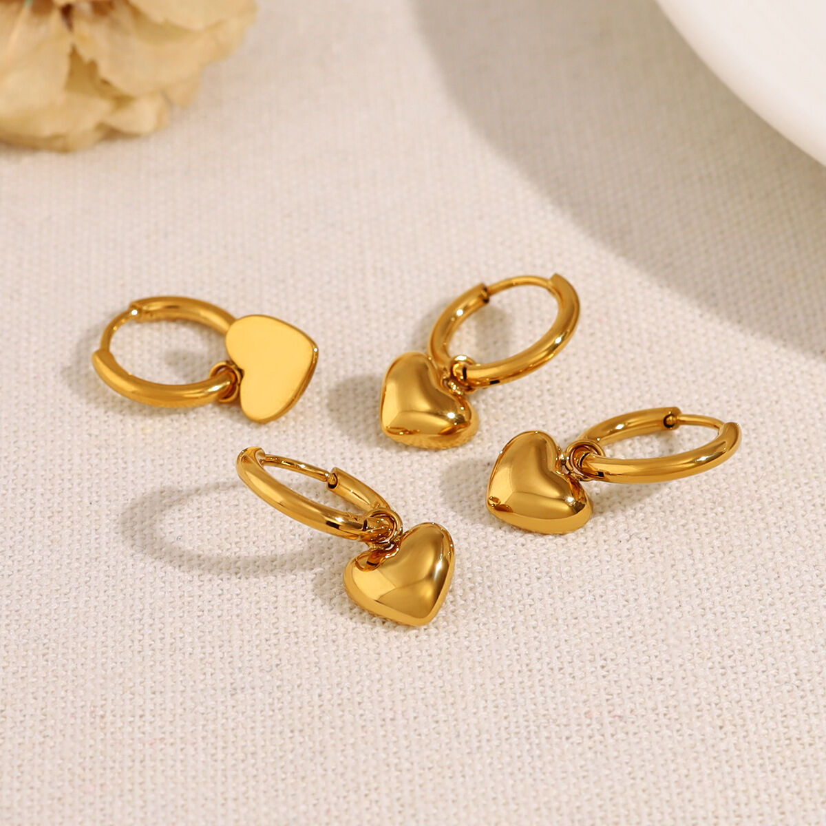 Einfache herzförmige Ohrhänger aus Edelstahl in Goldfarbe für Damen 2
