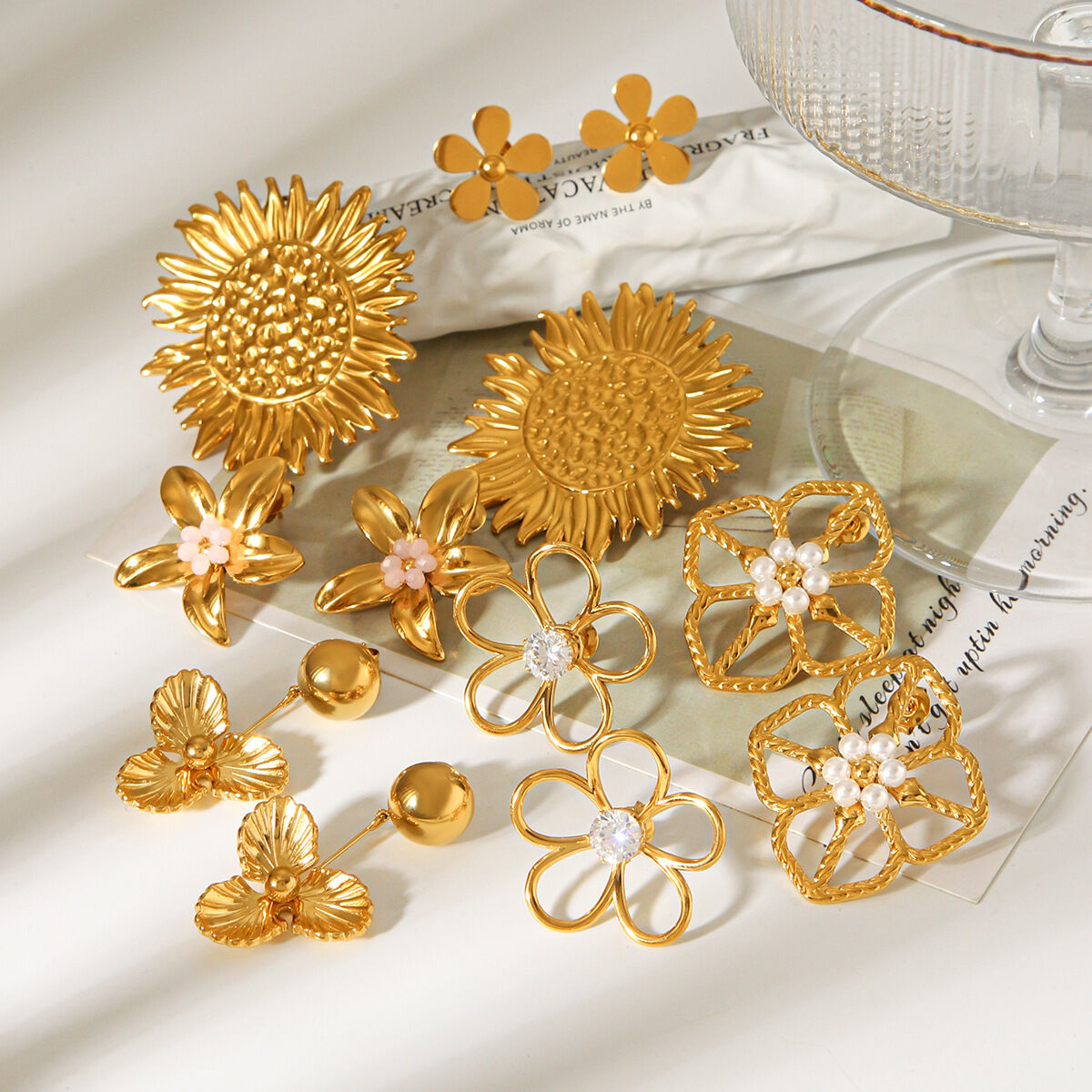 Pendientes de mujer Sweet Flower de acero inoxidable, impermeables, color dorado y con perlas. 2