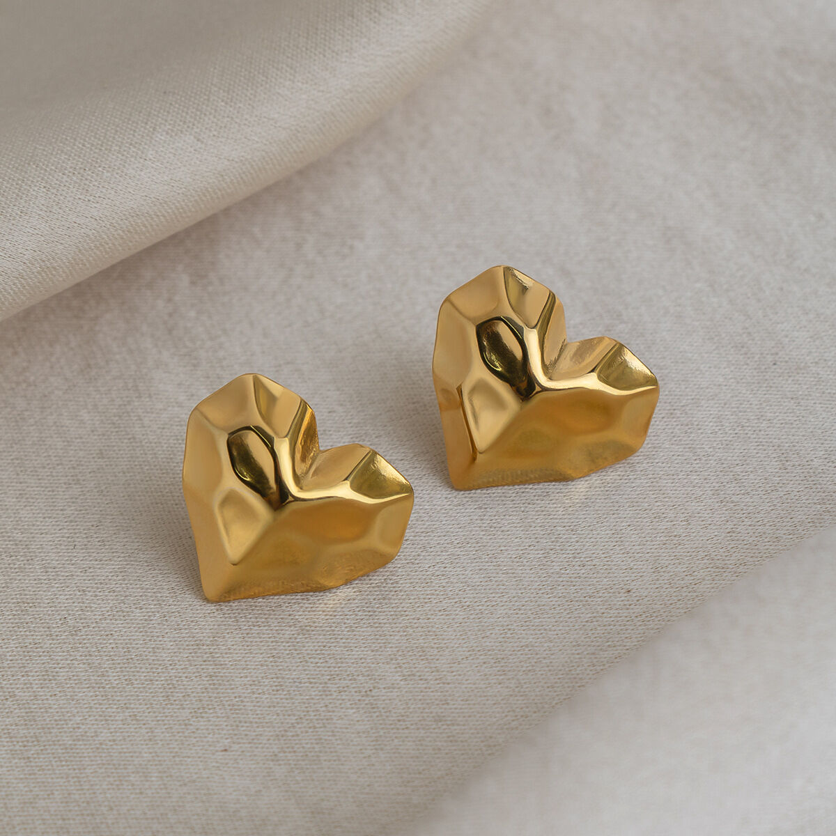 Einfache, wasserfeste Ohrstecker mit Herzmotiv aus Edelstahl in Goldfarbe für Damen – ein echter Hingucker!