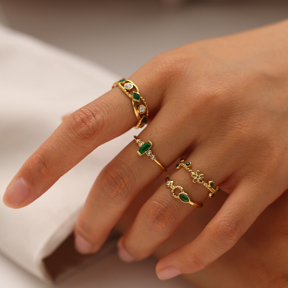 Eenvoudige rechthoekige roestvrijstalen waterdichte ring met bloemmotief en goudkleurige zirkonia, perfect voor dames.
