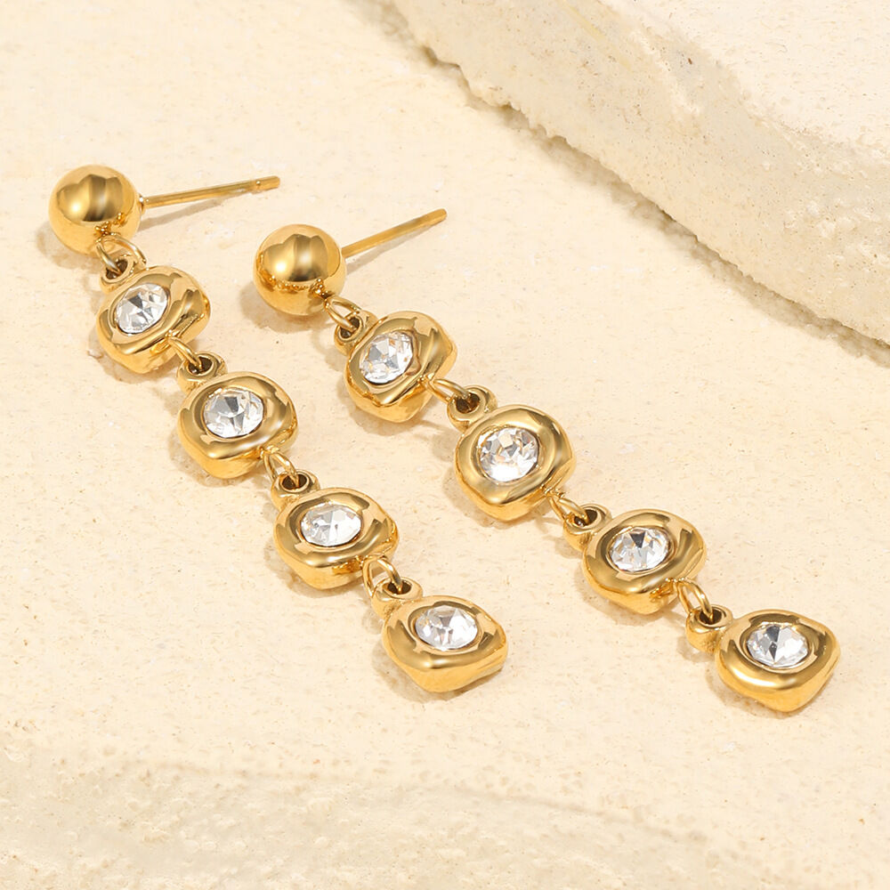 Eleganti e lussuosi orecchini pendenti da donna in acciaio inossidabile color oro con zirconi e nappe.