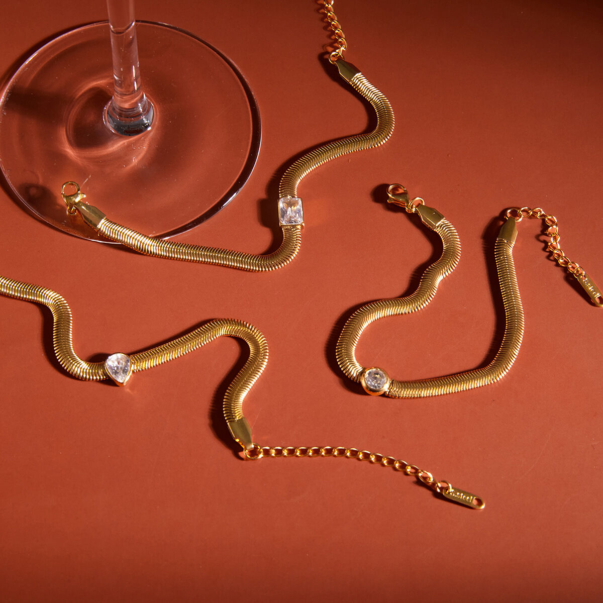 Luxuriöses, wasserdichtes Damen-Charm-Armband aus Edelstahl in Goldfarbe mit Zirkonia Bild2