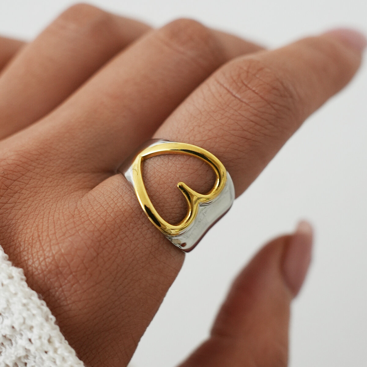 Minimalistische retro hartvormige, waterdichte, goudkleurige statement ringen van roestvrij staal.
