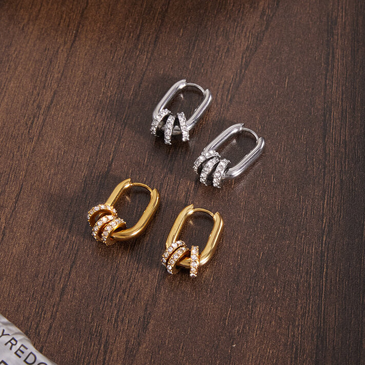 Einfache, runde, wasserdichte Damen-Creolen aus Edelstahl in Goldfarbe mit Strasssteinen