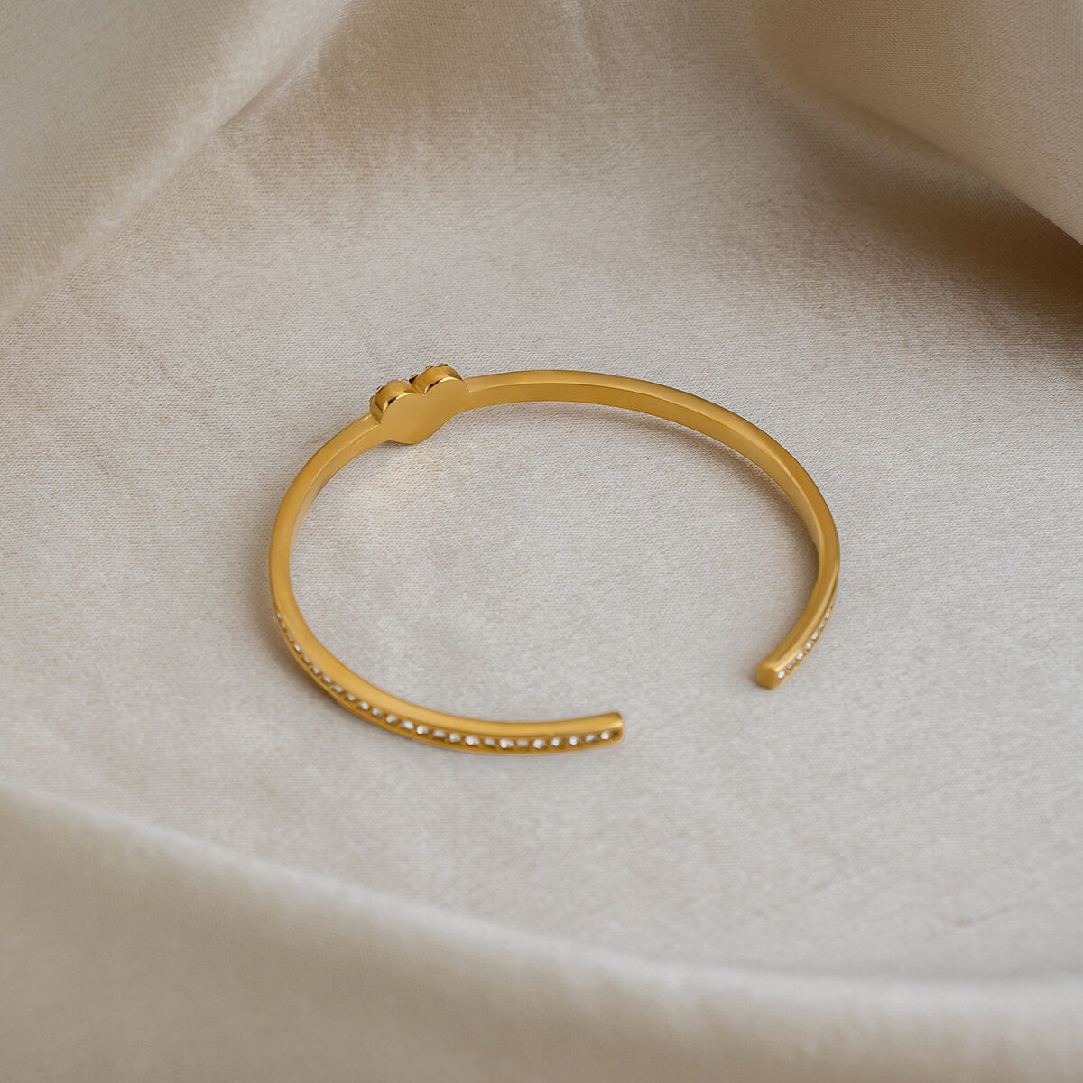 Luxuriöses, wasserdichtes Armreifarmband mit Herzmotiv aus Edelstahl in Goldfarbe und Zirkonia für Damen Bild4